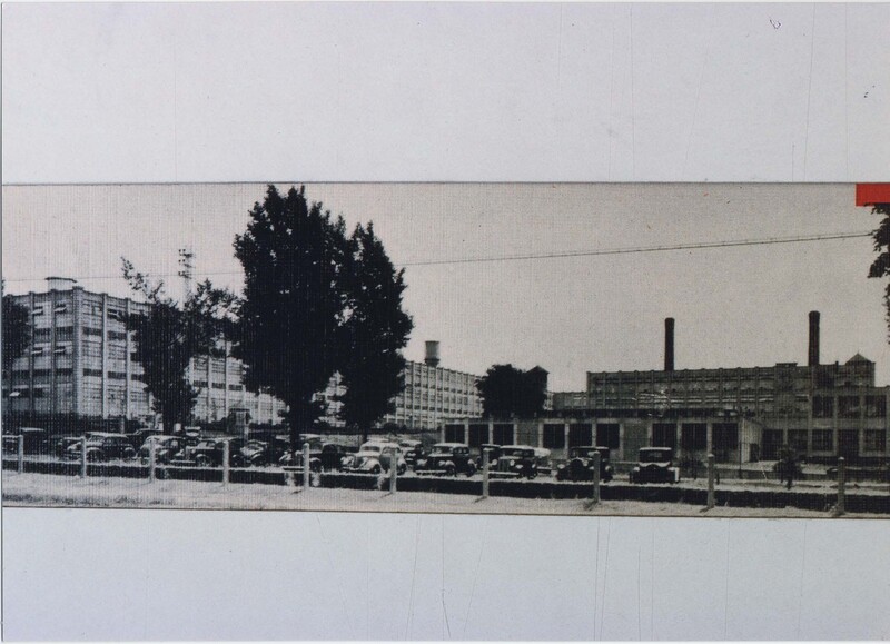 Lincoln_Mill_Workers_Cars_ca_1930s.jpg